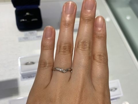 【4℃ BRIDAL(ヨンドシーブライダル)の口コミ】 指輪のデザインはたくさんありましたが、V字タイプはあまりなかったような…