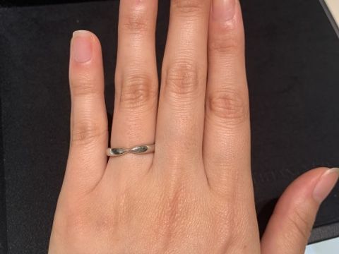 【ティファニー(Tiffany & Co.)の口コミ】 真ん中がきゅっとしたデザインなので、プラチナのみのシンプルな素材なが…