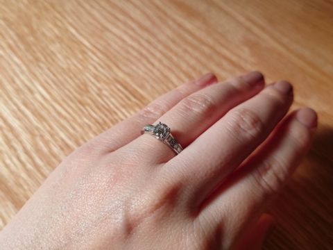 【カルティエ(Cartier)の口コミ】 ・王道デザインであること
・結婚指輪と合わせた時のバランスが良いこと
…
