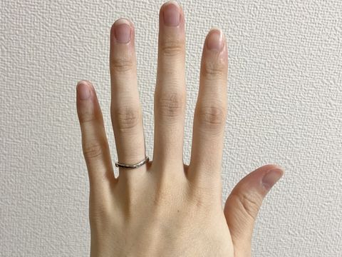 【カルティエ(Cartier)の口コミ】 一番はデザインがとても気に入りました。
女性の特に決め手となる、指がす…