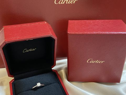 【カルティエ(Cartier)の口コミ】 デザインは細身のタイプのもので、シンプルなタイプにしてもらいました。
…