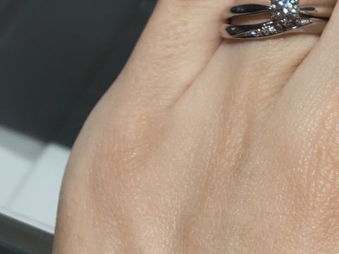 【銀座ダイヤモンドシライシの口コミ】 デザインが派手すぎず、でもシンプル過ぎないもので探していたのでちょう…