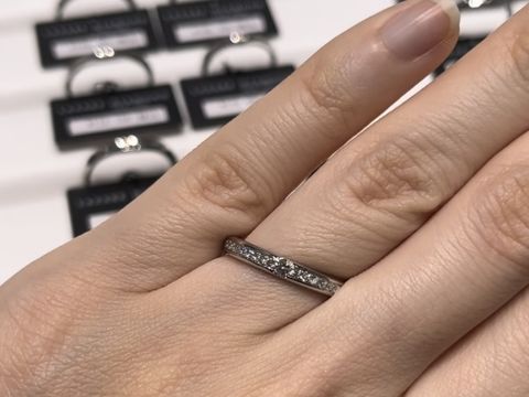 【ラザール ダイヤモンド(LAZARE DIAMOND)の口コミ】 あまり見ないかぶらないデザインで惹かれました。真ん中に大きめのダイヤ…