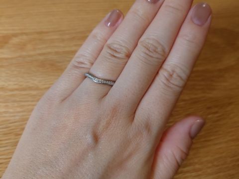 【カルティエ(Cartier)の口コミ】 ・婚約指輪(カルティエ 1895 ソリテール)と合わせた時にバランスがいい
・…