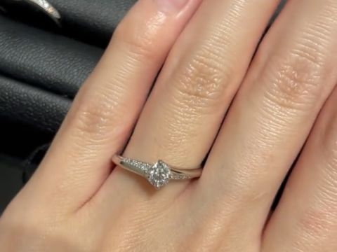 【エクセルコダイヤモンド(EXELCO DIAMOND)の口コミ】 真上から見たらもちろんキラキラしてますし、ななめにメレダイヤモンドが…