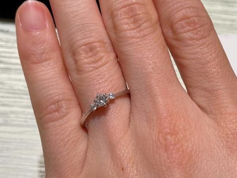 【TRECENTI(トレセンテ)の口コミ】 両脇に小さいダイヤがあり、中心のダイヤを引き立たせてくれるような可愛…