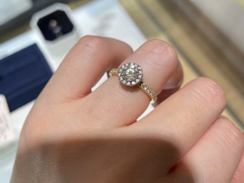 【4℃ BRIDAL(ヨンドシーブライダル)の口コミ】 デザインは沢山あり、セミオーダーも可能でした。パヴェタイプはデザイン…