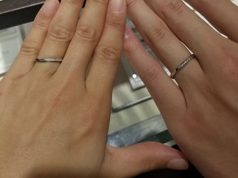 【俄(にわか)の口コミ】 S字ラインで右側半分にはメレダイヤがあしらわれており、とても可愛らしか…