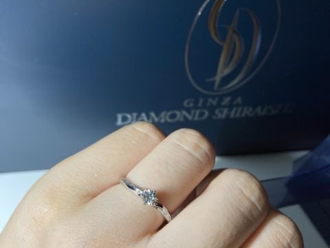 【銀座ダイヤモンドシライシの口コミ】 デザインはウェーブ、台座が低め、結婚指輪との重ね付けできるデザイン、…
