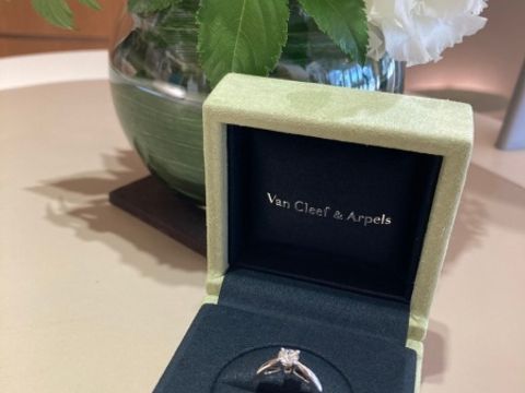 【ヴァン クリーフ＆アーペル(Van Cleef & Arpels)の口コミ】 結婚指輪が太めのハーフエタニティダイヤ有だったため、その指輪と重ねづ…