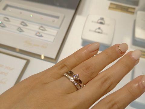 【ブルガリ(BVLGARI)の口コミ】 ブルガリらしい重厚感のある婚約指輪ですが、重ねづけしてもとっても上品…