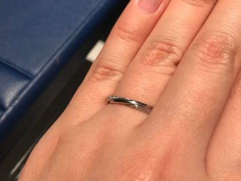 【銀座ダイヤモンドシライシの口コミ】 センターラインにダイヤはよく見かけるが、これはセンターラインがプラチ…