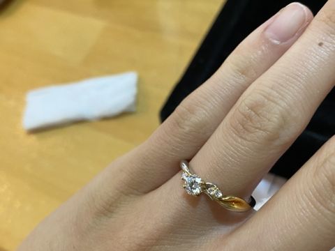 【雅-miyabi- の口コミ】 珍しいコンビネーションの婚約指輪です。形も個性的でとても動きがある指…