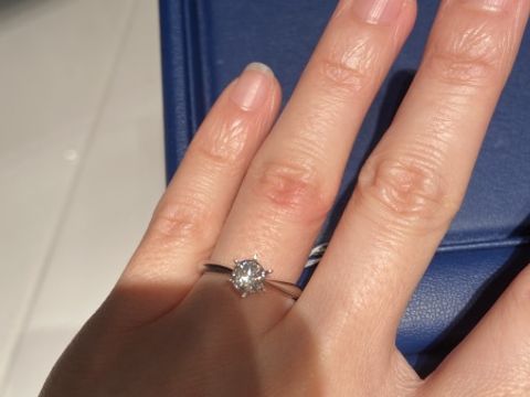 【銀座ダイヤモンドシライシの口コミ】 ６本の爪のスタンダードなデザインの婚約指輪です。
シンプルで使いやすい…
