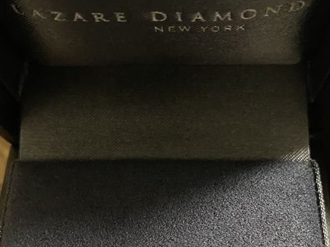 【ラザール ダイヤモンド(LAZARE DIAMOND)の口コミ】 試着の時に何点かに絞り、1番気に入ったものを購入しました。
ダイヤモン…
