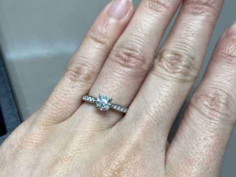 【4℃ BRIDAL(ヨンドシーブライダル)の口コミ】 店舗限定のデザインでダイヤが両サイドにしっかりと付いていて存在感のあ…