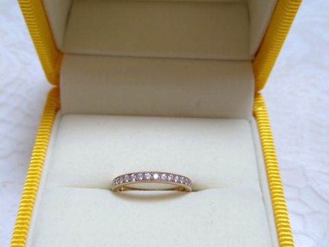 【ケイウノ ブライダル(K.UNO BRIDAL)の口コミ】 既製品のハーフエタニティリング(ミル打ち)に2人のイニシャルと共通のモチ…