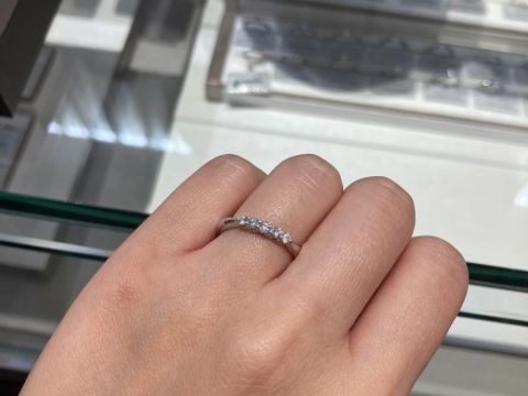 【アイプリモ(I-PRIMO)の口コミ】 ハーフエタニティのデザインで探していて、大き過ぎず小さ過ぎず、目立ち…