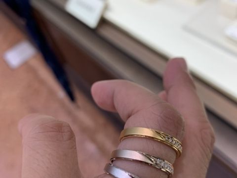 【CHARMY(チャーミー)の口コミ】 ハニーゴールドと言うゴールドがとても綺麗で惹かれました！
女性の指には…