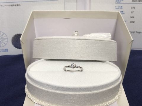 【BIJOUPIKO(ビジュピコ)の口コミ】 この婚約指輪は、とにかくデザインが気に入りました。両方のサイドにメレ…