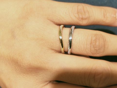 【4℃ BRIDAL(ヨンドシーブライダル)の口コミ】 この女性用の指輪は低価格ですが、斜めに石が配置されている為、リング正…