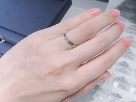 【銀座ダイヤモンドシライシの口コミ】 最初はひとつ石のものを探していましたが、ここはダイヤモンドが有名なブ…