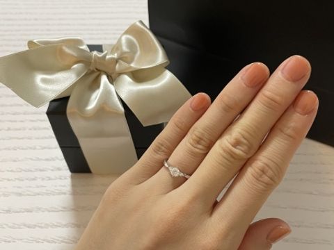【エクセルコダイヤモンド(EXELCO DIAMOND)の口コミ】 指輪を見るまでは一粒ダイヤが王道な感じがして憧れていましたが、つけた…
