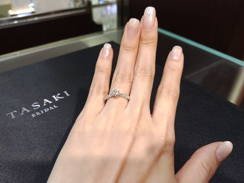 【TASAKI(タサキ)の口コミ】 中心のダイヤモンドを6ツメで支えており、周りに細かなダイヤが散りばめら…