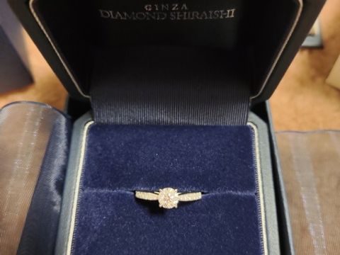 【銀座ダイヤモンドシライシの口コミ】 中心のダイヤモンドは4ツメで支えられており、周りの細かなダイヤモンドが…