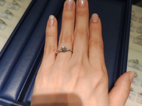 【銀座ダイヤモンドシライシの口コミ】 中心のダイヤを挟むように小さなダイヤが両脇に3つずつついている。中心の…