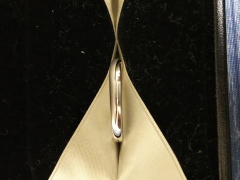 【エクセルコダイヤモンド(EXELCO DIAMOND)の口コミ】 妻と一緒のセットリングにしました。リング内の丸みもあり、はめ心地はと…