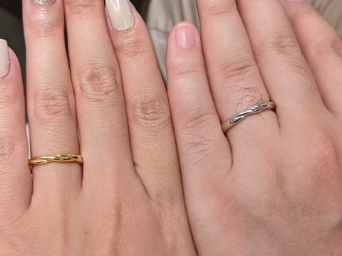 【ORECCHIO(オレッキオ)の口コミ】 緩やかなウェーブがあり、優しい印象のリングです。
色はたしか3色あった…