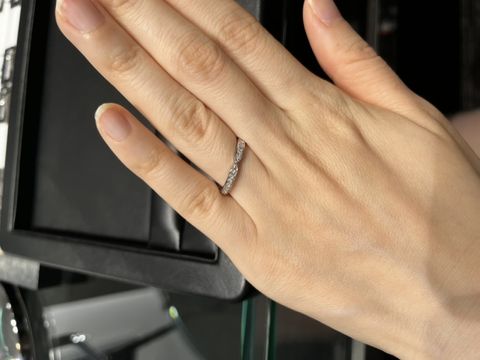 【ラザール ダイヤモンド(LAZARE DIAMOND)の口コミ】 ダイアモンドの敷き詰められ方がとても綺麗でした。拡大鏡で拡大して見せ…