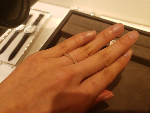 【銀座ダイヤモンドシライシの口コミ】 細身ではありますが上品で存在感があります。
真ん中がキュッとなったデザ…