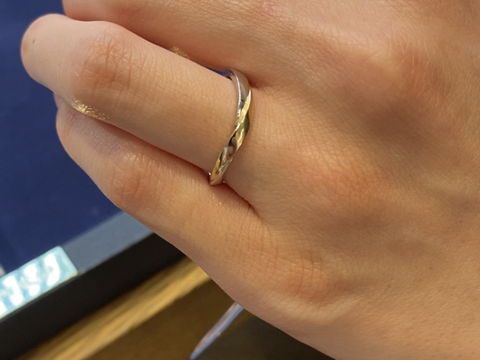 【LAPAGE(ラパージュ)の口コミ】 コンビネーションで、少し捻りのあるデザインです。ピンクゴールドのコン…