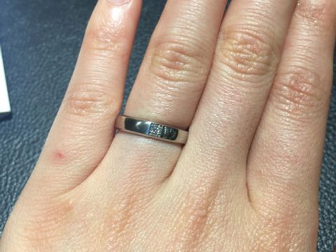 【ヴァン クリーフ＆アーペル(Van Cleef & Arpels)の口コミ】 シンプルなデザインなので、飽きがこないことが第一条件でした。一粒ダイ…