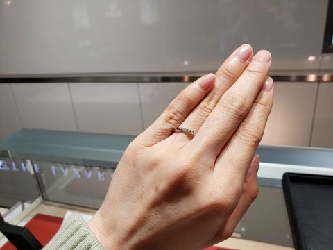【ラザール ダイヤモンド【取扱店販売】の口コミ】 ダイヤモンドの輝きの美しさが決め手でした。
指輪をはめた状態で手を動か…