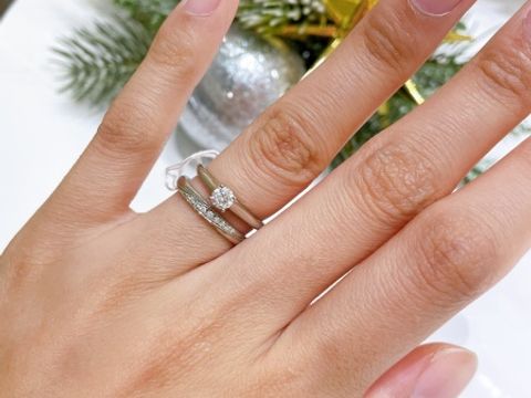 【4℃ BRIDAL(ヨンドシーブライダル)の口コミ】 シンプルですが、上品で高級感のあるデザインで歳を重ねても気兼ねなく着…