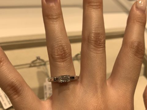 【和光ブライダルブティックギンザの口コミ】 エメラルドカットなので、上品な雰囲気でした。
リング自体にもミル打ちの…