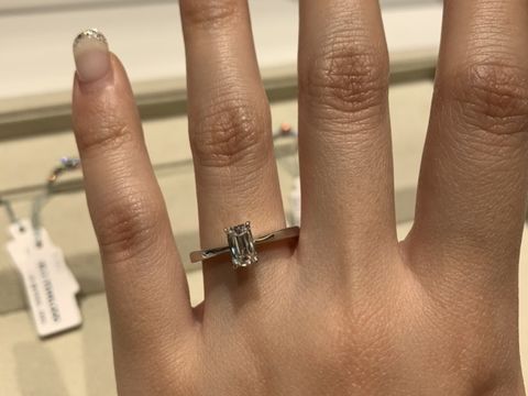 【和光ブライダルブティックギンザの口コミ】 縦型のエメラルドカットの婚約指輪です。
ブリリアントカットの指輪も検討…