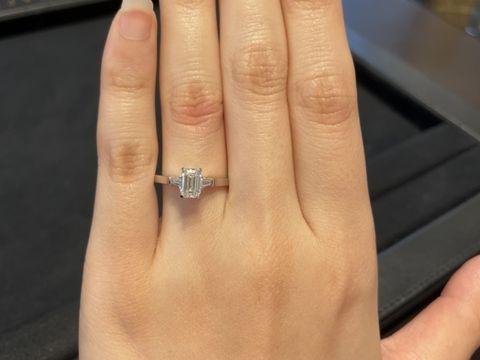 【グラフ(GRAFF)の口コミ】 エメラルドカットの指輪を探していました。
指のサイズが4号なので、リン…