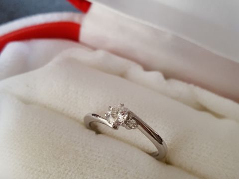 【中央宝石研究所の口コミ】 婚約指輪なので、主人が外商の方とお話をして決めてくれました。
なので、…