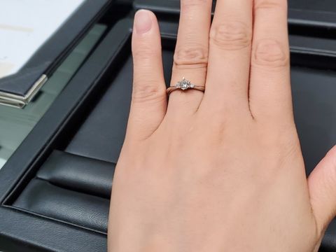 【ラザール ダイヤモンド(LAZARE DIAMOND)の口コミ】 真ん中に大きいダイヤが付いていて、左右に小さいメレダイヤがついている…