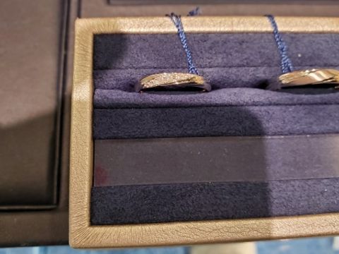 【Something Blue(サムシングブルー)の口コミ】 ストレートリングで、斜めにダイヤが入っているデザインが少ななかった中…