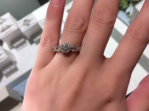 【ヴァンドーム青山(VENDOME AOYAMA)の口コミ】 珍しいデザイン。中央のダイヤをそこまで大きくしなくても、メレダイヤの…