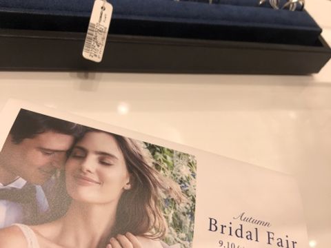 【4℃ BRIDAL(ヨンドシーブライダル)の口コミ】 指輪は華やかなデザインが多く、可愛らしい女性が好きそうなブランドであ…