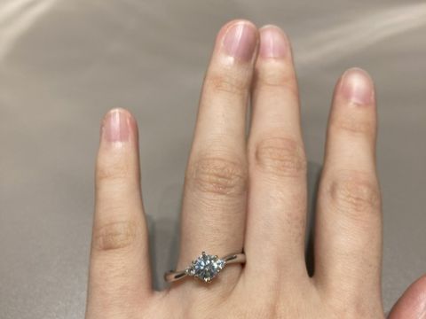 【4℃ BRIDAL(ヨンドシーブライダル)の口コミ】 何となくデザインは決まっていたのですが、大きな石のソリティアはやっぱ…