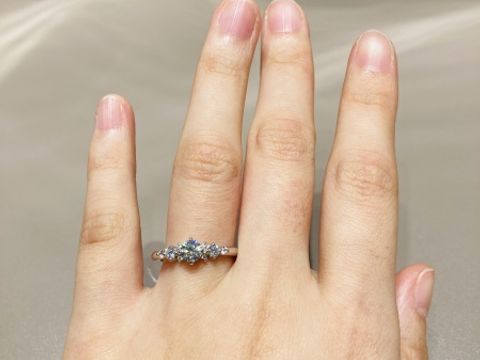 【4℃ BRIDAL(ヨンドシーブライダル)の口コミ】 大きめのセンターダイヤのサイドに少し小さいダイヤが並んだ華やかかつ可…