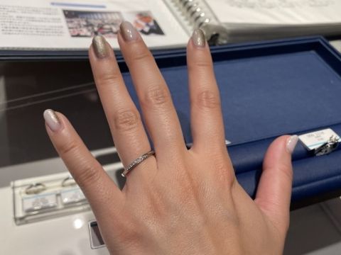 【銀座ダイヤモンドシライシの口コミ】 デザインはストレート。だけど、ダイヤモンドが斜めに入っているので指が…