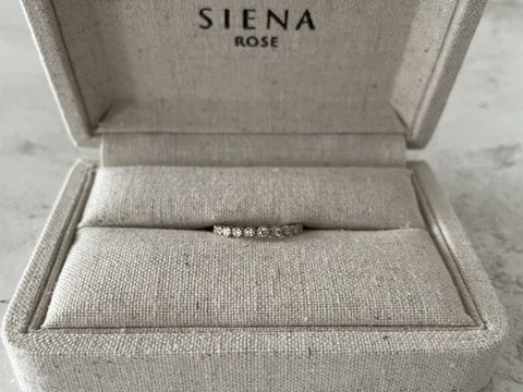 【SIENAROSE(シエナロゼ)の口コミ】 イエローベースなのでゴールドが良かった。婚約指輪でも普段使い出来るも…